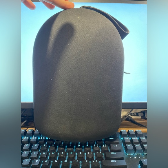 Oculus Quest 128 Gigabytes and Travel Case - Picture 9 of 11